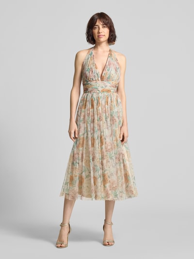 Frauenmodel trägt Cocktailkleid mit Neckholder und Schnürung von LACE & BEADS aus Chiffon in A-Linie, Midikleid, Ganzkörperansicht von vorne. Rückenlänge bei Größe S 135 cm, Brustweite 40 cm, Reißverschluss hinten. Dezente Pastellfarben, florales Muster, luftige Textur.