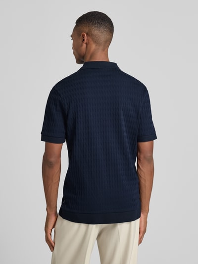 Męski model nosi granatowe Poloshirt mit gerippten Abschlüssen Modell 'Cleison' von JOOP! Collection z bawełny, regular fit, widok całej sylwetki od tyłu.