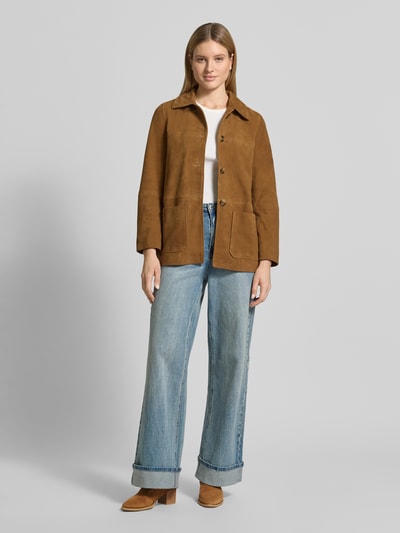 Frauenmodel trägt Lederjacke aus Ziegenvelours mit Eingrifftaschen Modell 'DARIO' von Bash, gerader Schnitt, Kentkragen, Ganzkörperansicht von vorne.