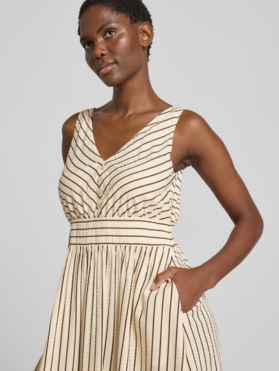 Frauenmodel trägt Midikleid aus Viskose-Mix mit kurzer Knopfleiste von zero, elfenbeinfarben mit schwarzen Streifen, taillierter Schnitt, Nahaufnahme Oberkörper.