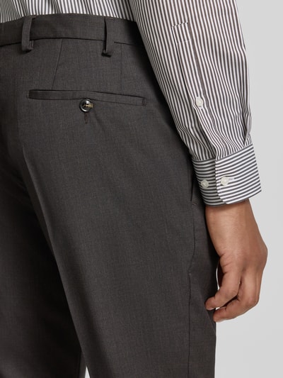 Męski model nosi Slim Fit Anzughose mit Bügelfalten Modell 'Move Apollo' von DIGEL, mieszanka żywej wełny i elastanu, kieszenie z tyłu, zbliżenie na tył