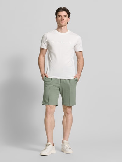 Mannelijk model draagt Regular Fit Shorts met tunnelkoord van Antony Morato, materiaalmix met katoen, bandplooien, ganzebodyaanzicht van voren.