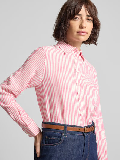 Vrouwenmodel draagt Regular Fit Leinenbluse met Hemdblusenkragen en Label-Stitching van Gant, roze-wit gestreept, linnen, tailleband, pure linnen stof, regular fit, voorkant, close-up bovenlichaam.