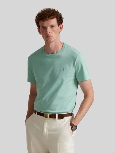 Männermodel trägt Regular Fit T-Shirt aus reiner Baumwolle von Polo Ralph Lauren in Mintgrün mit Logo-Stitching, Ganzkörperansicht von vorne.