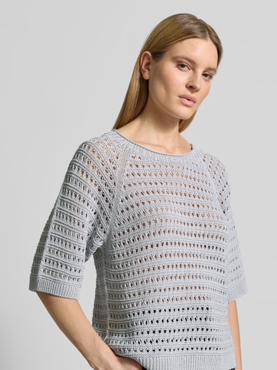 Vrouwenmodel draagt Strickpullover mit 1/2-Arm van Marc Cain, lichtgrijze kleur, katoen, relaxed fit, ronde hals, halflange mouw, Nahaufnahme bovenlichaam.