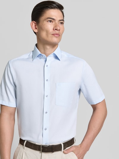 Mannenmodel draagt Modern Fit Business-Hemd met Kentkragen van OLYMP, lichtblauw, rechte lijnen, katoen, borstzak, voorkant bovenlichaam close-up