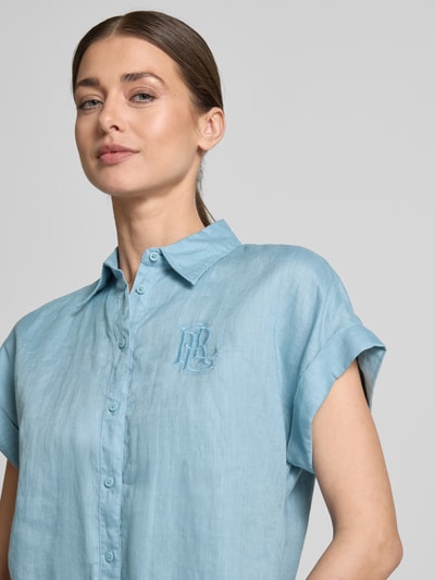 Frauenmodel trägt Relaxed Fit Hemdbluse aus reinem Leinen von Lauren Ralph Lauren, Optik: Unifarben, Flammgarn, Logo-Stitching, Kurzarm, Hemdkragen, Knopfleiste, Nahaufnahme Oberkörper.