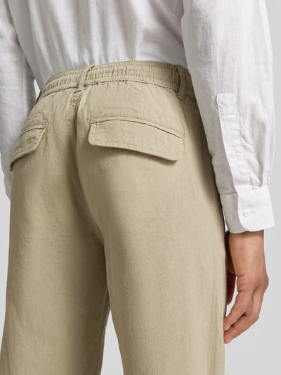 Männermodel trägt Hose aus Leinen-Baumwoll-Mix mit elastischem Bund von Lindbergh, beigefarben, Regular-Fit, Detailaufnahme Rückansicht