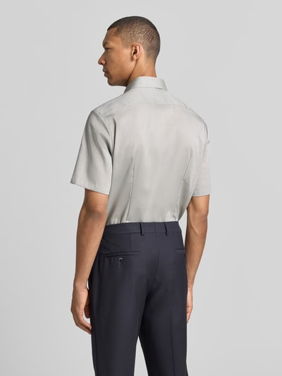 Männermodel trägt Modern Fit Business-Hemd mit Kentkragen von OLYMP, Reine Baumwolle, Brusttasche, hellgrau, Ganzkörperansicht Rückansicht. Rückenlänge bei Größe 40: 70 cm, Schulterbreite bei Größe 40: 45 cm, Ärmellänge bei Größe 40: 26 cm.