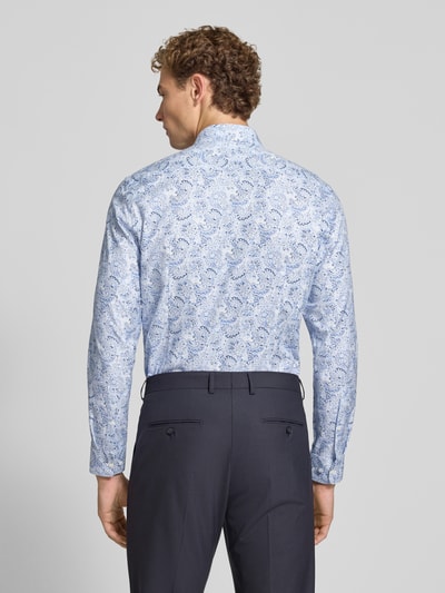 Männermodel trägt Slim Fit Businesshemd in Premiumqualität von Jake*s, hellblaues Muster auf weißem Stoff, Ganzkörperansicht Rückansicht.