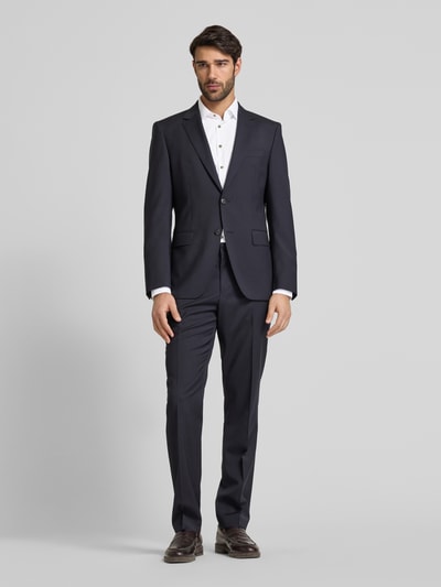Männermodel trägt Super Slim Fit Business-Hemd mit Kentkragen von Jake*s, weiß, glatte Textur, Ganzkörperansicht von vorne.