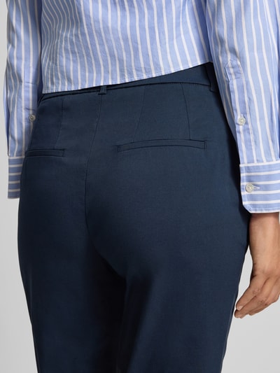 Frauenmodel trägt Hose in verkürzter Passform Modell 'Flour 2' von STEHMANN, dunkelblauer Baumwoll-Mix mit Stretch, Nahaufnahme Rückansicht.