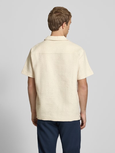 Männermodel trägt Regular Fit Poloshirt mit V-Ausschnitt von Jack & Jones in Beige, reine Baumwolle, Strickstruktur, Ganzkörperansicht Rückansicht.