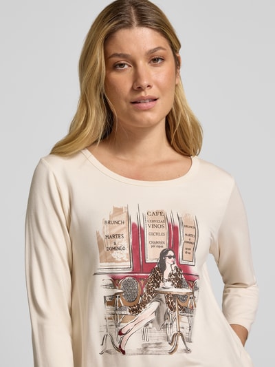 Vrouwenmodel draagt T-Shirt aus Viskose-Mix mit Motiv-Print und 3/4-Arm van monari in lichte kleur met motiefprint, ronde hals, regular fit, met stretch, ruglengte bij maat 36: 57 cm, Nahaufnahme Oberkörper.