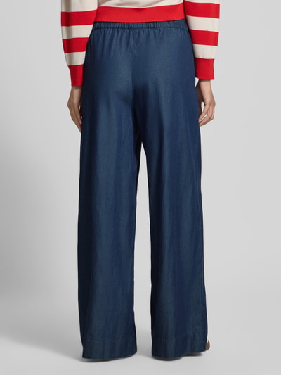 Männermodel trägt Wide Leg Tencel Hose mit Gummibund von Christian Berg Woman, niebieski Lyocell-baumwoll-mix, szeroka nogawka, szerokość w rozmiarze 36: 41 cm, długość nogawki od wewnątrz w rozmiarze 36: 77 cm, pełny widok tyłu