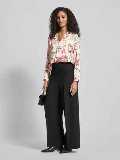 Vrouwenmodel draagt Blusenshirt met V-hals van Milano Italy, zuiver viscose, los model, dames blouselook, volledig lichaamsaanzicht van voren.