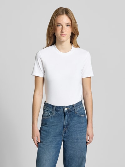 Frauenmodel trägt Damen T-Shirt mit 1/2-Arm Modell 'Luca' von Carhartt Work In Progress aus Reine Baumwolle, Gerader-Schnitt, weiße Farbe, Rundhalsausschnitt, Logo-Stitching, Rückenlänge bei Größe S: 53 cm, Ganzkörperansicht von vorne.