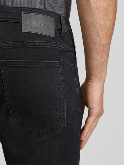 Mannelijk model draagt Regular Fit Jeans Bermudas uit katoenmix van Tom Tailor, denimlook, label patch, 5-pocket, detailopname rug.