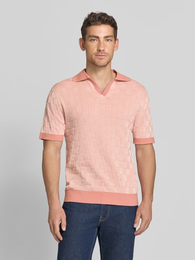 Męski model nosi Relaxed Fit Poloshirt aus reiner Baumwolle Modell 'MILAS' von SELECTED HOMME, wzór w kratkę, dzianina, różowy, krótki rękaw, dekolt w serek, kołnierzyk polo, Ganzkörperansicht von vorne