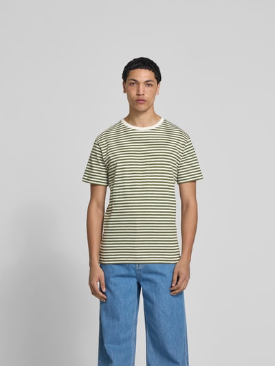 Männermodel trägt T-Shirt mit Rundhalsausschnitt von Closed, gestreift, reine Baumwolle, Regular Fit, Kurzarm, Ganzkörperansicht von vorne.