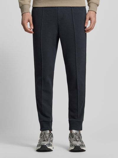 Männermodel trägt Regular Fit Sweatpants aus Baumwoll-Mix Modell 'JOIN HADIKO' von BOSS Green, Optik: Unifarben, Piqué, Nahaufnahme Unterkörper.