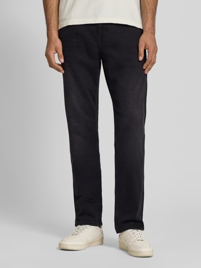 Männermodel trägt Regular Fit Straight Leg Jeans aus Baumwoll-Mix Modell 'WEFT' von Only & Sons, dunkle Denim-Optik, 5-Pocket-Design, Ganzkörperansicht von vorne.