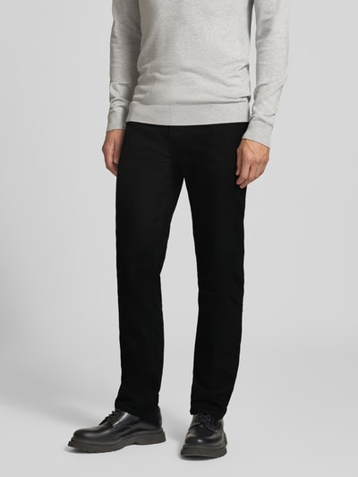 Männermodel trägt schwarze Straight Fit Jeans aus Baumwoll-Mix von Lee, kombiniert mit grauem Pullover, Ganzkörperansicht von vorne. Herren Straight Fit Jeans von Lee.
