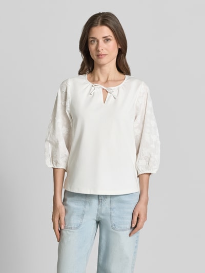 Frauenmodel trägt Regular Fit Blusentop aus Baumwoll-Mix von Tom Tailor, Optik: Unifarben, V-Ausschnitt, Jersey, Kurzarm, Ganzkörperansicht von vorne.