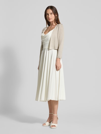 Kobiece modelka nosi Regular Fit Bolero aus Viskose-Mix in Strick-Optik od Jake*s Cocktail, efekt błyszczący, imitacja dzianiny, długość tyłu w rozmiarze 36: 39 cm, mieszanka wiskozy, krój regular fit, imitacja dzianiny. Całopostaciowy widok z przodu.