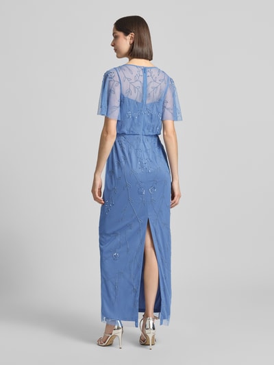 Kobiece model prezentuje Regular Fit Abendkleid mit floralem Allover-Stitching od Adrianna Papell, półprzezroczysty materiał, obszycie ozdobnymi kamieniami, z krótkim rękawem, kwiatowy haft na całej powierzchni, długość tyłu w rozmiarze 36: 145 cm, szerokość w rozmiarze 36: 41 cm, długość rękawów w rozmiarze 36: 27 cm, błękit, Ganzkörperansicht Rückansicht.