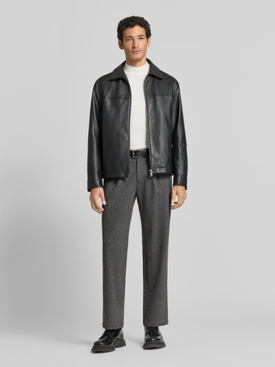 Männermodel trägt Bundfaltenhose mit Gesäßtaschen Modell 'hector' von Matinique, Material-Mix grau, krój regular fit, Ganzkörperansicht von vorne. Szerokość w rozmiarze 32/32: 41 cm, długość nogawki wewnętrznej w rozmiarze 32/32: 81 cm, elastyczny pas, kieszenie z tyłu, domieszka bawełny.