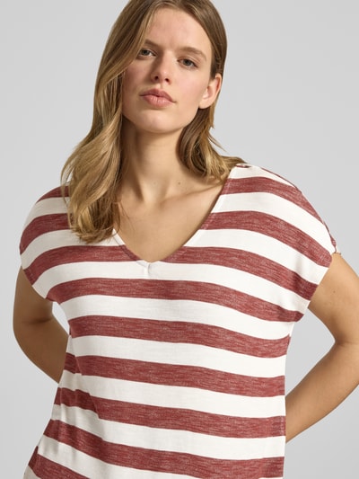Frauenmodel trägt Regular Fit T-Shirt aus Viskose-Mix Modell 'LIRA' von Only, gestreift, unifarben, V-Ausschnitt, Feinripp, Nahaufnahme Oberkörper.
