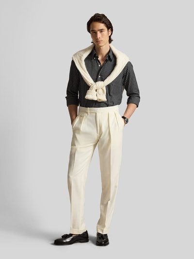 Männermodel trägt Custom Fit Freizeithemd aus reiner Baumwolle von Polo Ralph Lauren, schwarz-weiß kariert, helle Hose, Ganzkörperansicht von vorne