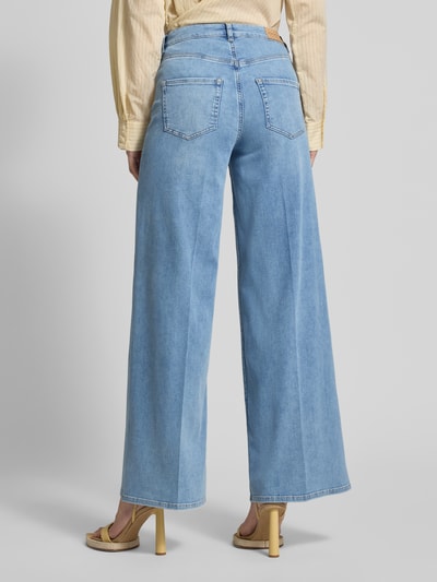 Vrouwenmodel draagt Wide Leg Jeans met vouwen model 'MAURY' van SEDUCTIVE, lichtblauw katoenmix met lyocell, achteraanzicht volledig lichaam.