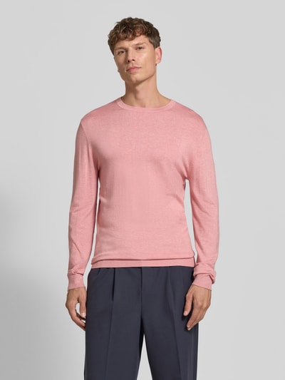 Männermodel trägt Strickpullover mit geripptem Rundhalsausschnitt von MCNEAL in Rosa, schlichte Struktur, Ganzkörperansicht von vorne, taillierte Passform, leicht überschnittene Schultern, gerippte Abschlüsse, Rückenlänge 70 cm, Ärmellänge 65 cm.