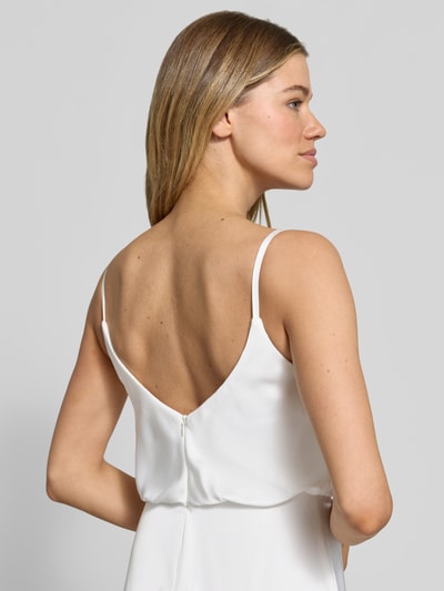 Frauenmodel trägt Abendkleid aus Satin mit Spaghettiträgern von Hey Kyla, Taillierte Passform, Nahtreißverschluss, Rückenlänge 123 cm, Brustweite 35 cm, Nahaufnahme Oberkörper Rückansicht.