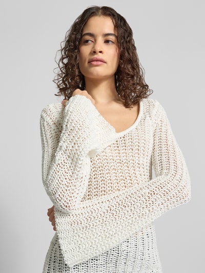 Modelka kobieca nosi Regular Fit Pullover in Häkel-Optik Modell 'Fenja' od Topshop, biały bawełniany miks, półprzezroczysta faktura, zdjęcie z przodu zbliżenie na górną część ciała.