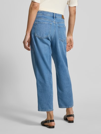 Männermodel trägt Barrel Fit Jeans mit Eingrifftaschen von comma, bawełna z lyocellem, używany wygląd, szerokość w rozmiarze 36: 40 cm, długość nogawki od wewnątrz 70 cm, całościowy widok z tyłu.
