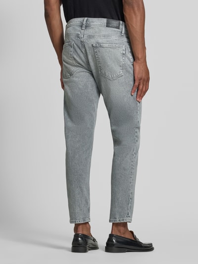 Männermodel trägt Slim Fit Jeans aus Mieszanka bawełny i elastanu Model 'RAY' von Antony Morato, 5 kieszeni, Ganzkörperansicht Rückansicht