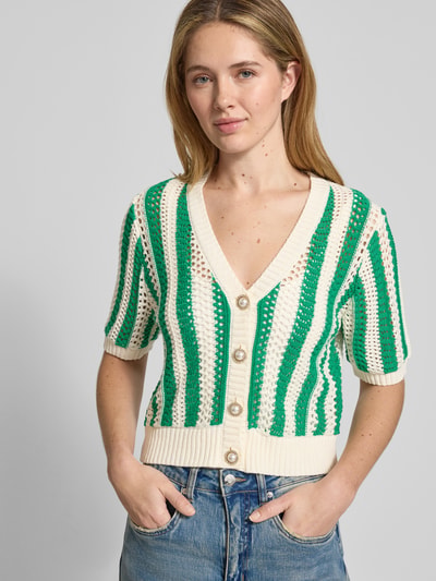 Frauenmodel trägt Cropped Cardigan mit Lochmuster Modell 'Siva' von Lollys Laundry im Baumwoll-Mix, grün-weiß gestreift, Strick-Optik, Halbarm, durchgehende Knopfleiste, V-Ausschnitt, elastische Abschlüsse, Rückenlänge 51 cm, Ärmellänge 27 cm, Nahaufnahme Oberkörper.