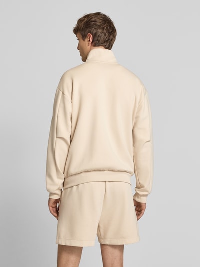 Männermodel trägt Regular Fit Sweatjacke mit Baumwoll-Anteil von adidas Sportswear, Optik: Unifarben, Stehkragen, Langarm, Ganzkörperansicht Rückansicht.