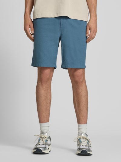 Mannenmodel draagt Shorts met structuurpatroon model 'JAIDEN' van Jack & Jones, puur katoen, regular fit, elastische band, tunnelkoord, bandwijdte maat M 43 cm, binnenbeenlengte maat M 23 cm, voorkant volledig te zien.