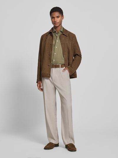 Mannelijk model draagt Straight Fit Hose met viscose van Jake*s in beige met bandplooien, steekzakken, knoop- en ritssluiting, elastische materiaalmix, bandwijdte maat M 44 cm, binnenbeenlengte maat M 78 cm, stoffen structuur, lichte kleur, gladde textuur, voorkant van geheel lichaam.