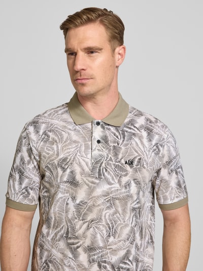 Männermodel trägt Regular Fit Poloshirt im Allover-Look mit Label-Stitching von ARMANI EXCHANGE, Reine Baumwolle, Nahaufnahme Oberkörper.