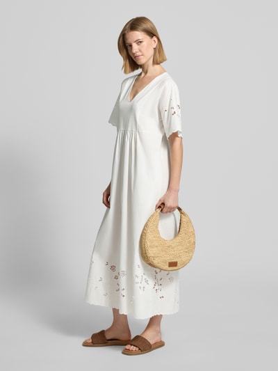 Frauenmodel trägt Fließendes Freizeitkleid aus reiner Baumwolle Modell 'TARTUFO' von Weekend Max Mara, Optik: Unifarben, Passform: fließend, Details: Lochspitze, Länge: Maxi, V-Ausschnitt, Ärmelform: Kurzarm, Saum: Gerade, Materialverarbeitung: Jersey, Popeline, reine Baumwolle, Ganzkörperansicht von vorne.