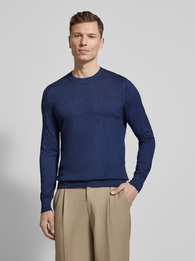 Männermodel trägt Strickpullover aus reiner Schurwolle von GRAN SASSO in Dunkelblau, körpernaher Schnitt, Ganzkörperansicht von vorne.