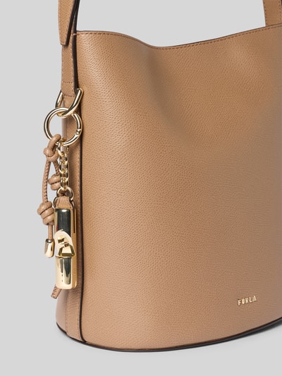 Productfoto, Handtasche aus Leder mit Label-Detail Modell 'ROXIE' van FURLA in lichtbruin, fijnkorrelige textuur, hoofdvak met magneetsluiting, binnenvak met ritssluiting, schouderriem, goudkleurig labeldetail, afmetingen 22x25x17 cm, schouderriem 112 cm.