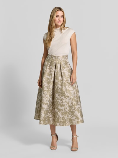 Vrouwenmodel draagt Midirok met structuurpatroon van SWING in A-lijn, elastische materiaalmix, bandplooien, naadritssluiting, beige-goud tinten, bandwijdte maat 36: 35 cm, totale lengte maat 36: 88 cm, volledig zicht van voren.