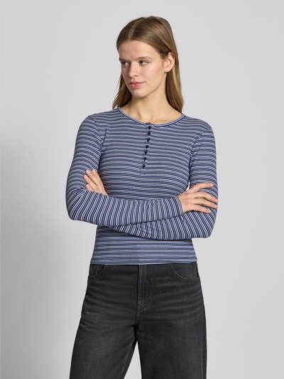 Vrouwenmodel draagt Slim Fit Longsleeve met knoopsluiting van Review, blauw-wit gestreept, katoenmix, slim fit, ronde hals, ruglengte maat S 50 cm. Ganzebovenaanzicht van voren.