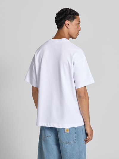Männermodel trägt weißes Herren T-Shirt mit Rundhalsausschnitt Modell 'BARRON' von Jack & Jones, Baumwoll-Mix mit Stretch-Anteil, Relaxed-Fit, Rückenlänge bei Größe M 73 cm, Ganzkörperansicht Rückansicht.